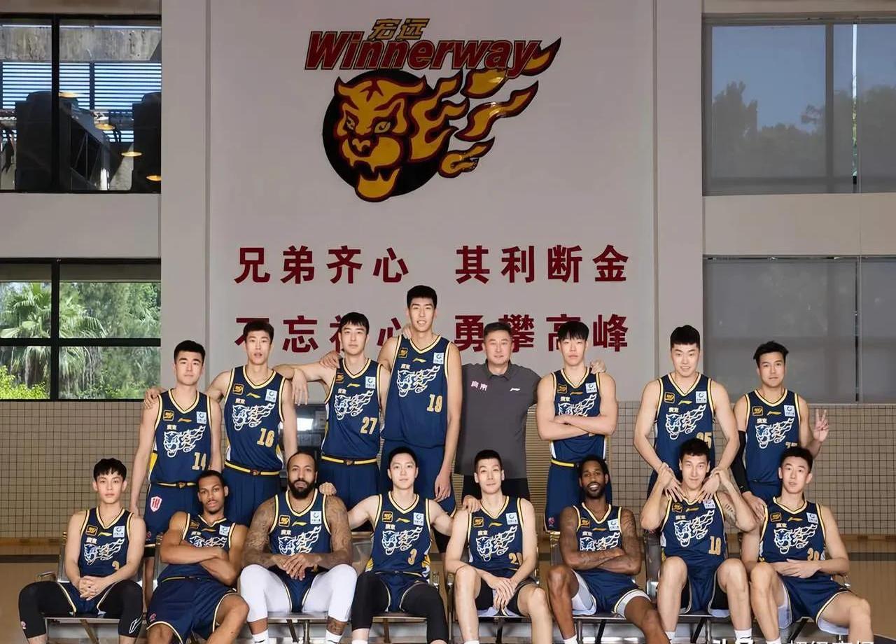 关于全队团结一心，球员奋勇拼搏取得胜利连胜的信息