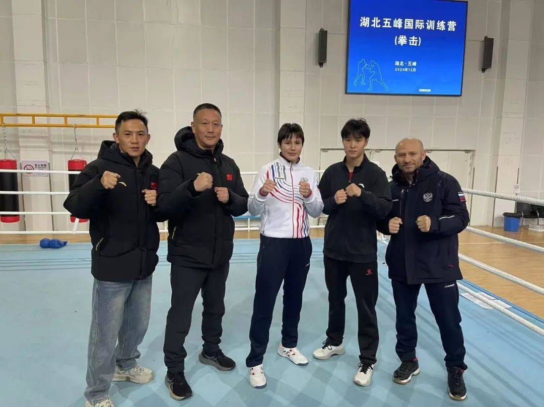 拳击比赛中俄罗斯选手击败对手