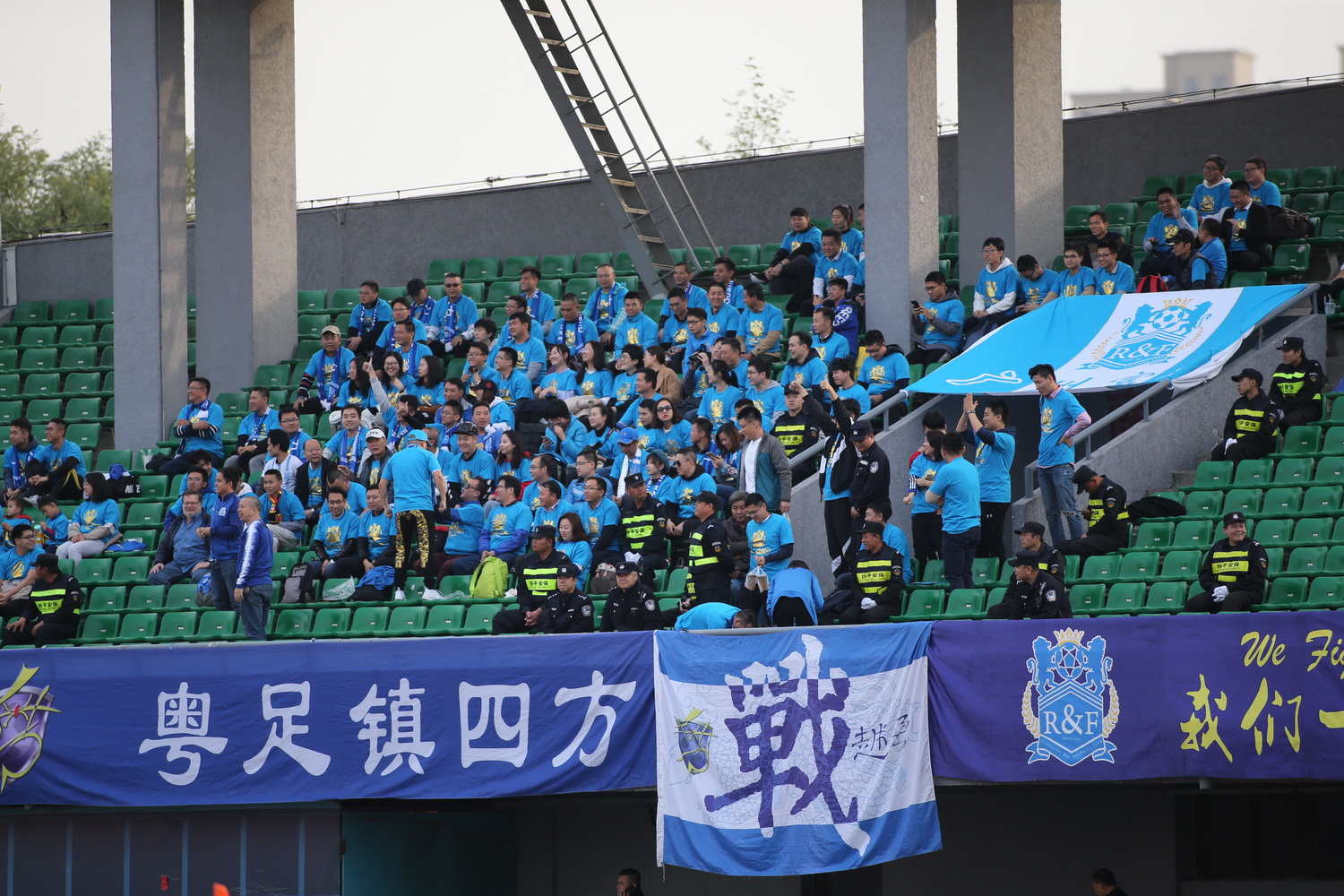 关于河床球迷现场助威，球队斗志昂扬的信息