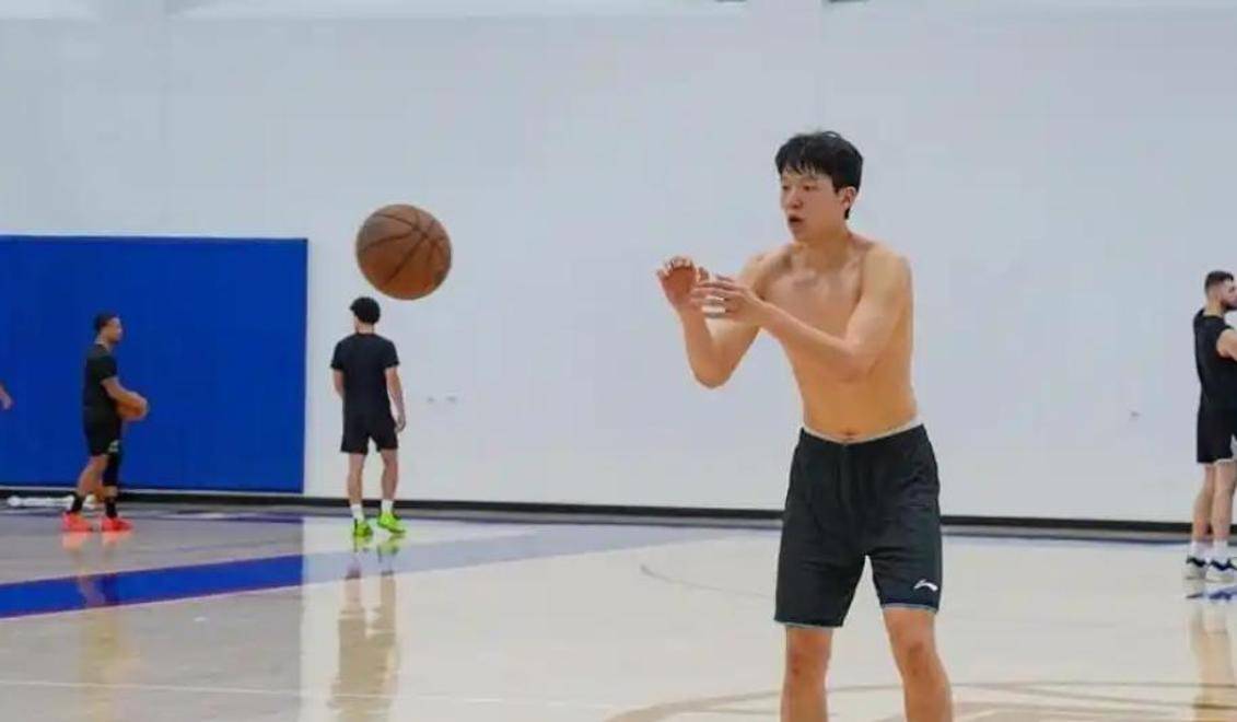 杨瀚森调整自己的打球风格&在比赛中进步