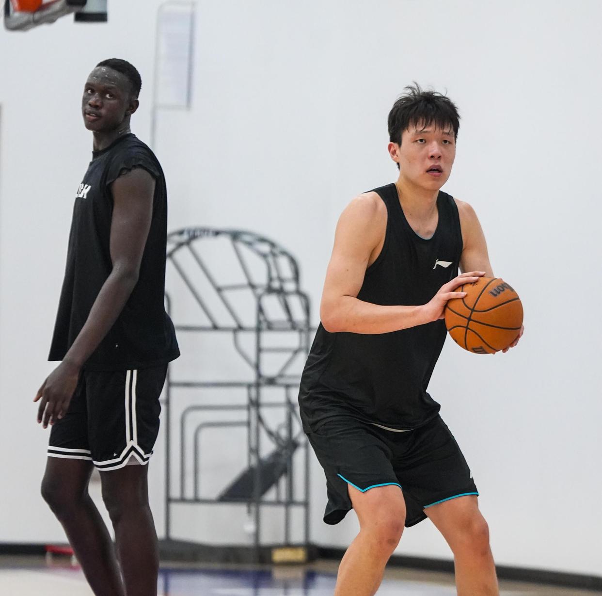 杨瀚森调整自己的打球风格&在比赛中进步