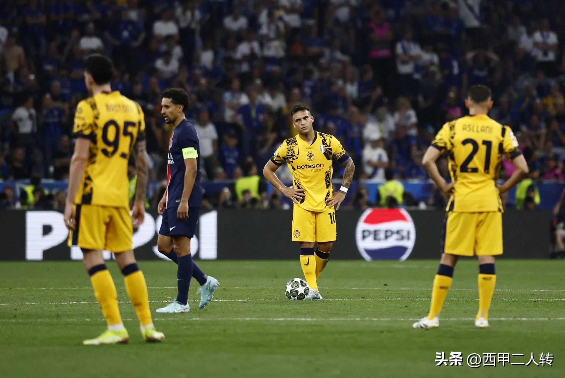 欧冠3冠王不败晋级，欧美对阵燃爆淘汰赛，CCTV5失宠直播权(拜仁30淘汰巴黎晋级欧冠八强)